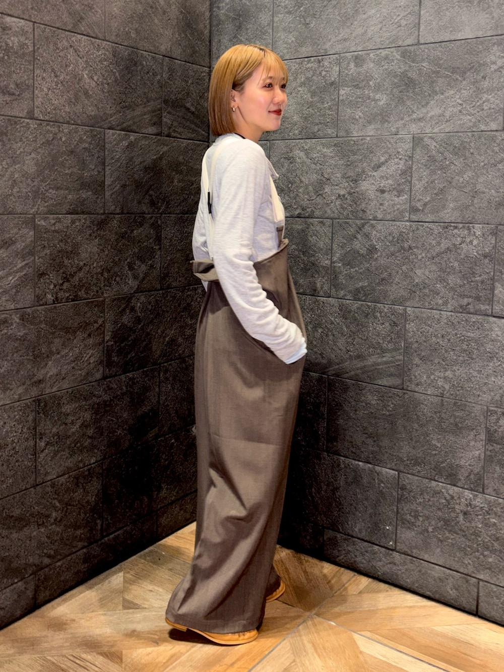 グレー系のTシャツ/カットソー、ブラウン系のその他パンツ、ベージュ系のその他シューズを着用したレディースの冬コーディネートの3枚目の写真