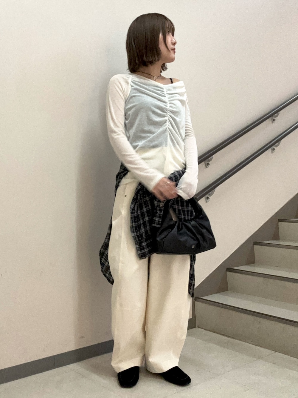 ホワイト系のTシャツ/カットソー、ブラック系のシャツ/ブラウス、ブラック系のハンドバッグを着用したレディースの秋コーディネートの3枚目の写真