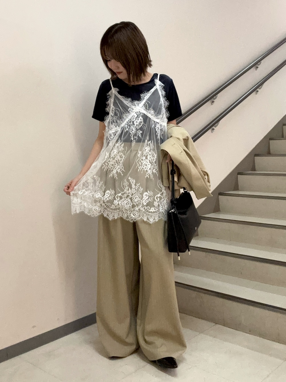 ホワイト系のキャミソール、ベージュ系のその他パンツ、ブラック系のパンプスを着用したレディースの秋コーディネートの4枚目の写真
