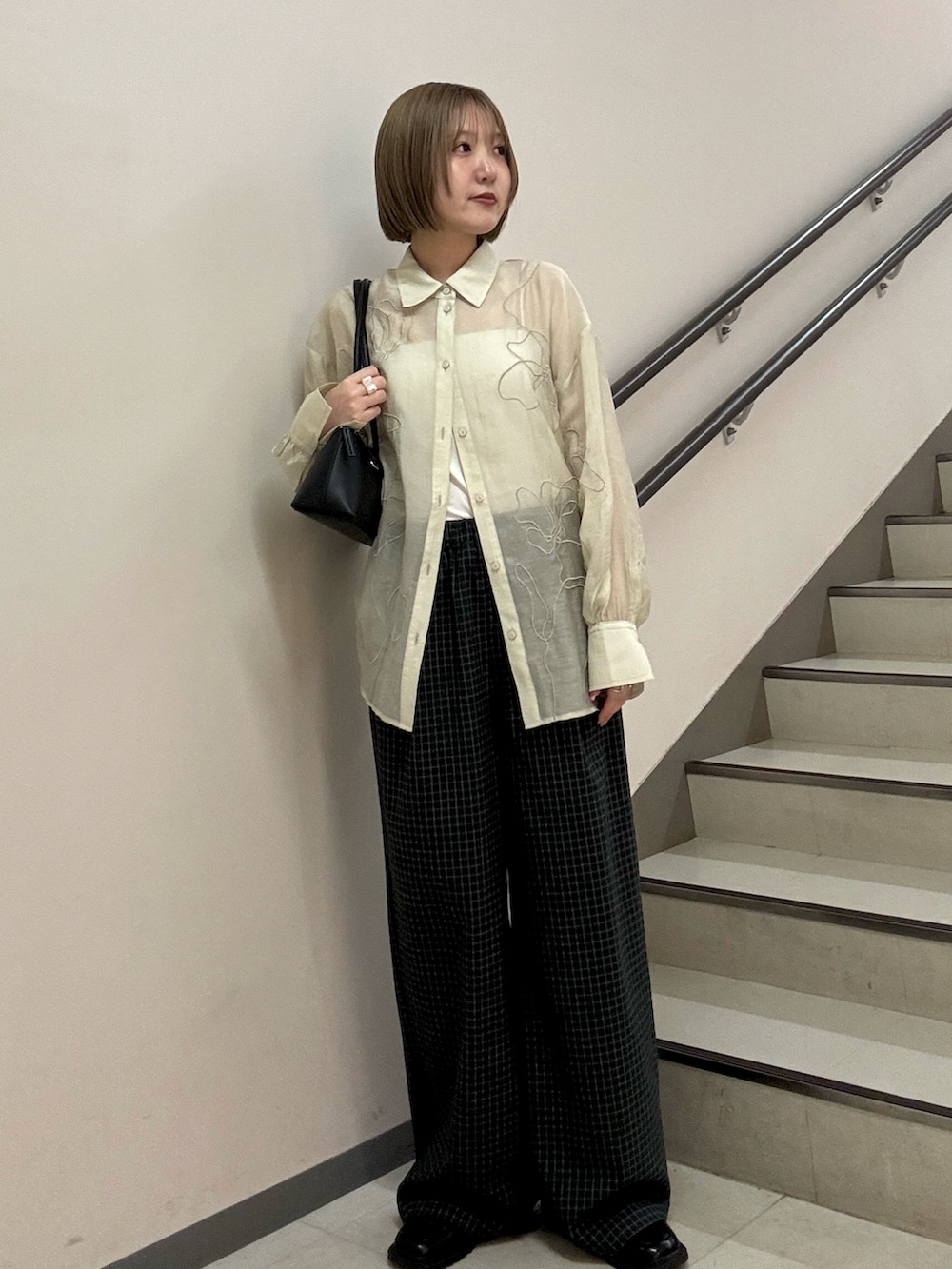 ベージュ系のシャツ/ブラウス、ブラック系のその他パンツ、ブラック系のショルダーバッグを着用したレディースの春コーディネートの3枚目の写真