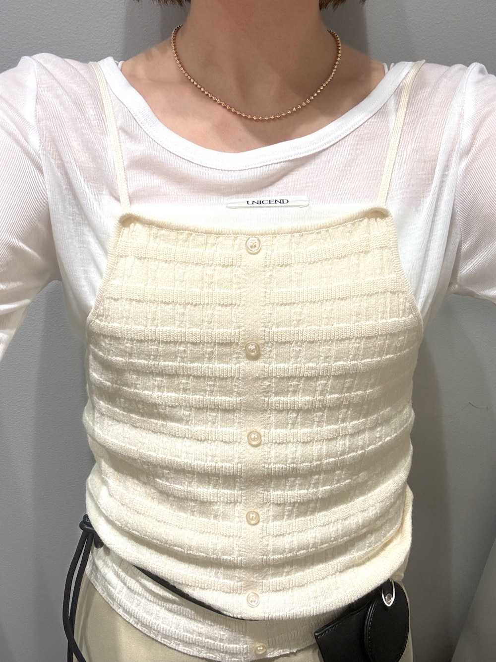 ホワイト系のその他パンツ、ホワイト系のキャミソール、ホワイト系のTシャツ/カットソーを着用したレディースの春コーディネートの5枚目の写真