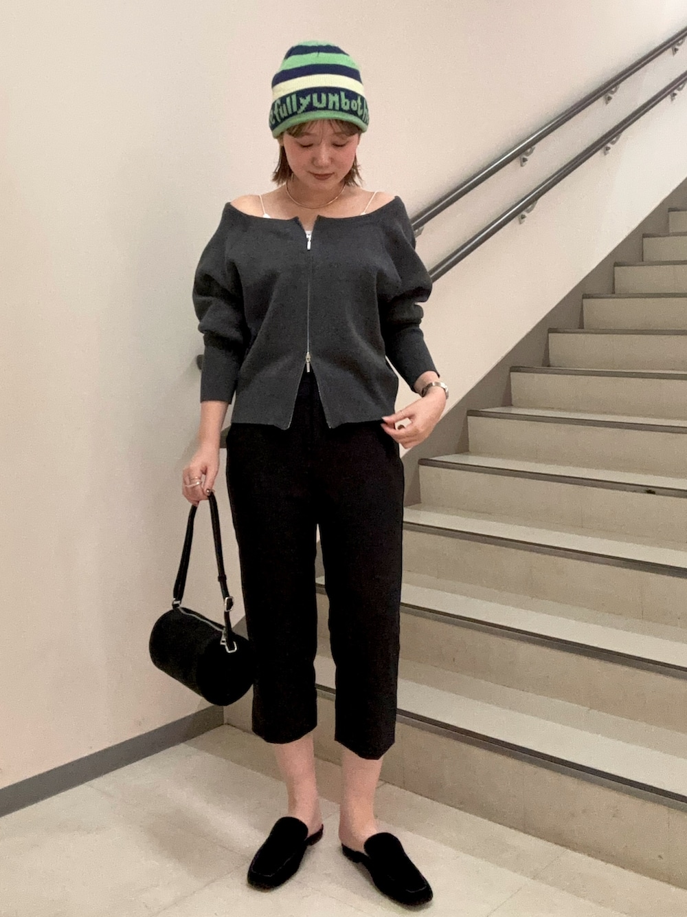 グレー系のニット/セーター、ブラック系のその他パンツ、ブラック系のその他シューズを着用したレディースの秋コーディネートの2枚目の写真