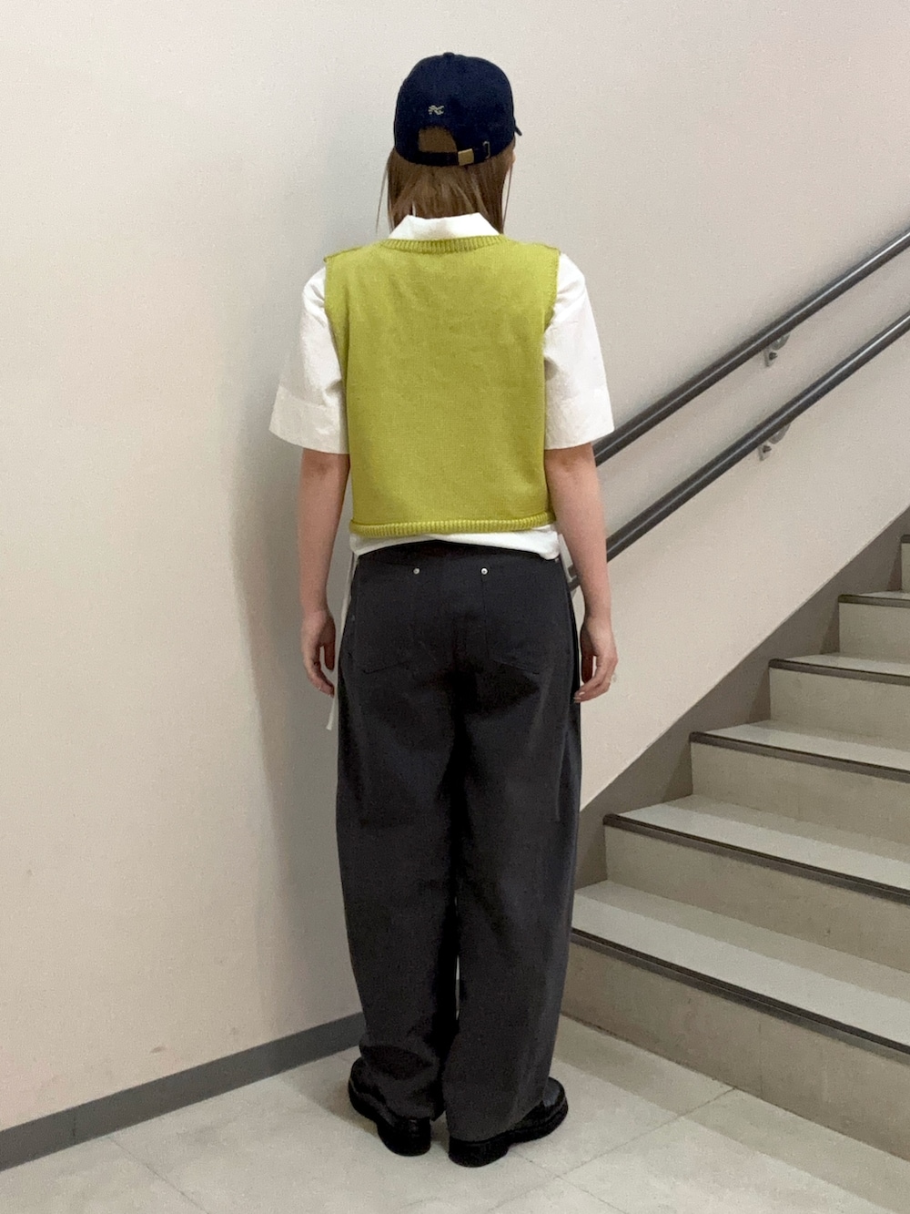 ホワイト系のシャツ/ブラウス、イエロー系のニット/セーター、グレー系のその他パンツを着用したレディースの春コーディネートの5枚目の写真