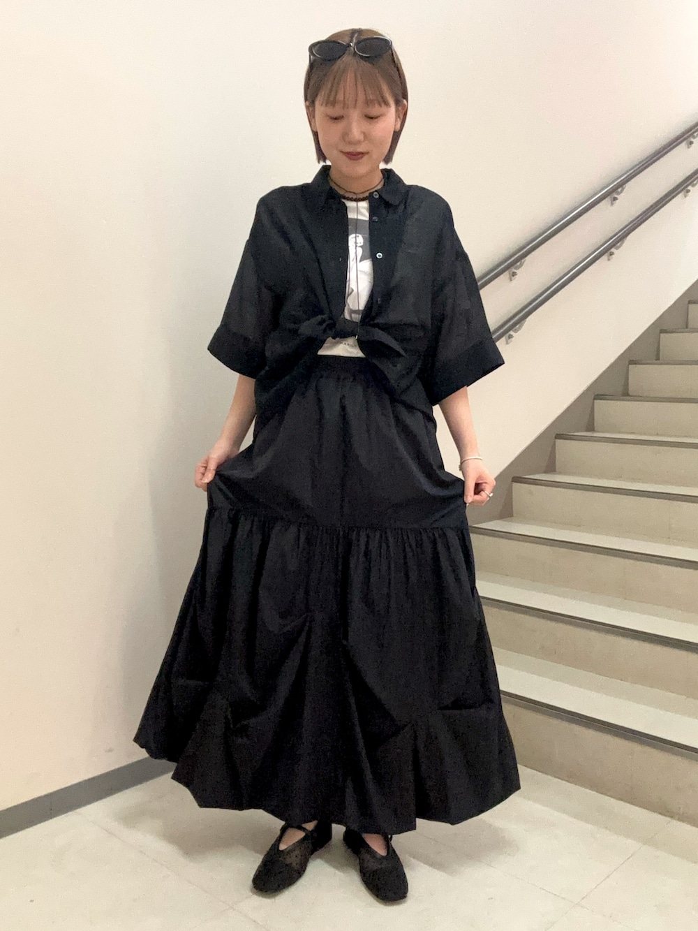 その他のTシャツ/カットソー、ブラック系のスカート、ブラック系のパンプスを着用したレディースの春コーディネートの2枚目の写真