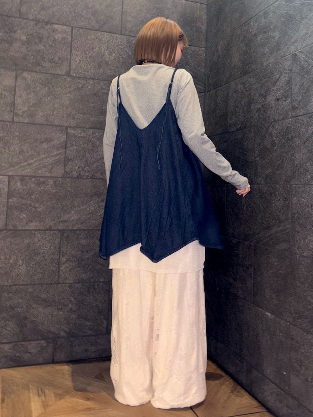 グレー系のTシャツ/カットソー、ブルー系のワンピース、ホワイト系のその他パンツを着用したレディースの冬コーディネートの4枚目の写真