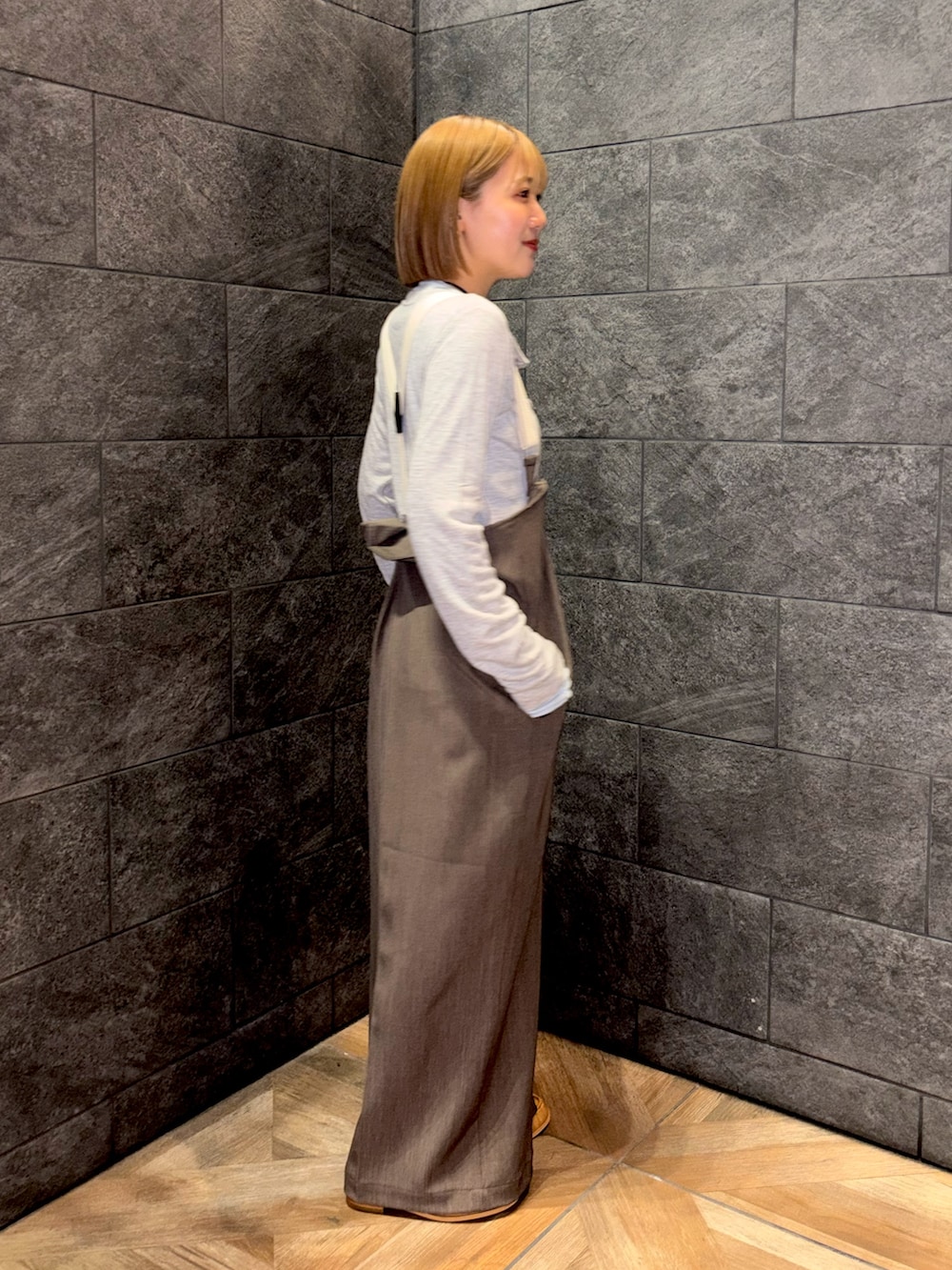 グレー系のTシャツ/カットソー、ブラウン系のその他パンツ、ベージュ系のその他シューズを着用したレディースの冬コーディネートの4枚目の写真