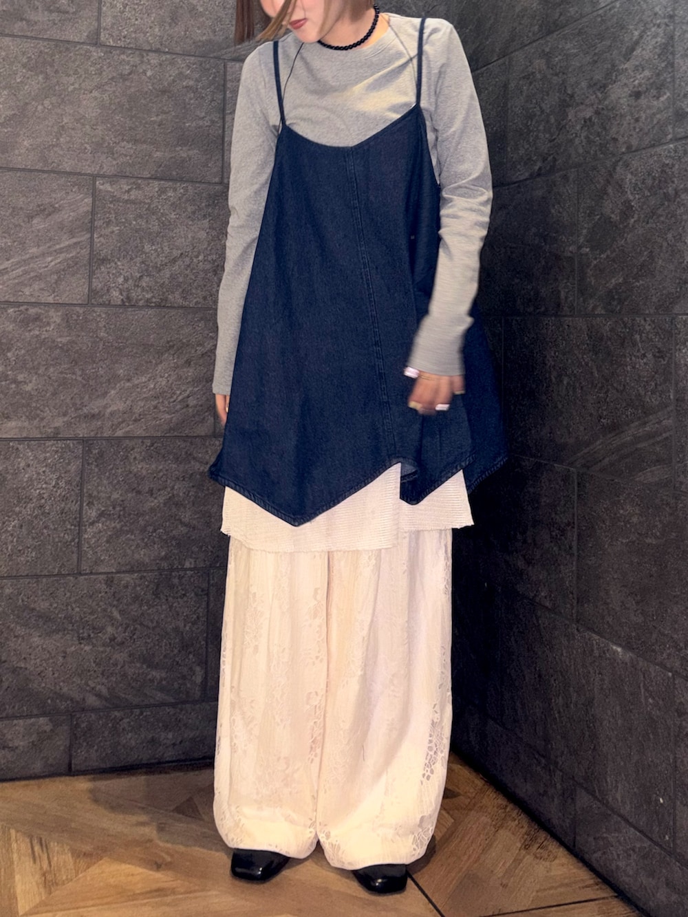 グレー系のTシャツ/カットソー、ブルー系のワンピース、ホワイト系のその他パンツを着用したレディースの冬コーディネートの2枚目の写真