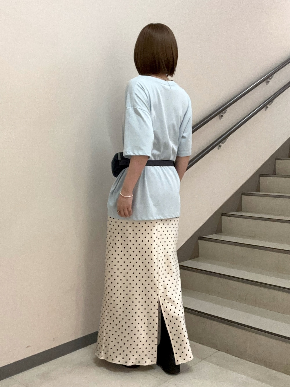 その他のTシャツ/カットソー、ホワイト系のスカート、グレー系のヘアバンドを着用したレディースの夏コーディネートの5枚目の写真