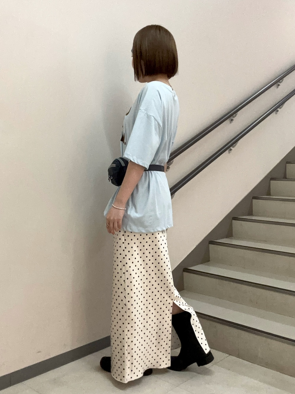 その他のTシャツ/カットソー、ホワイト系のスカート、グレー系のヘアバンドを着用したレディースの夏コーディネートの3枚目の写真