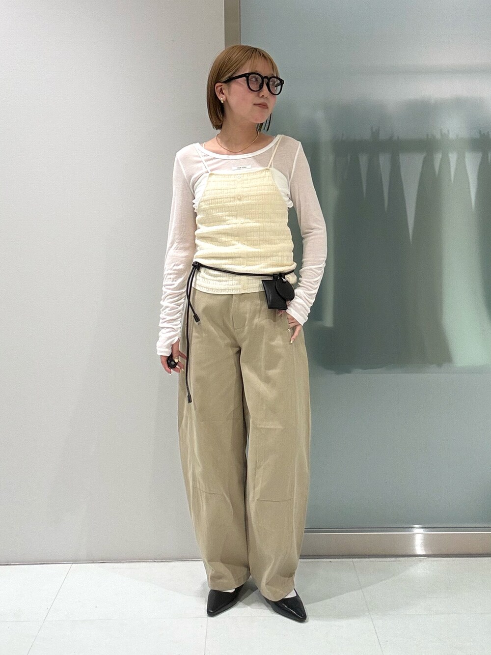 ホワイト系のその他パンツ、ホワイト系のキャミソール、ホワイト系のTシャツ/カットソーを着用したレディースの春コーディネートの4枚目の写真