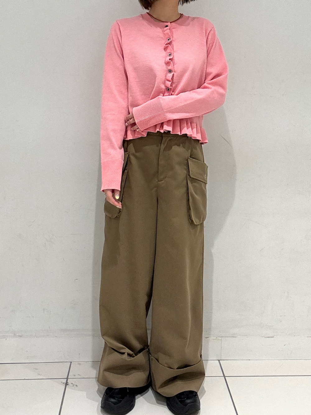 ベージュ系のその他パンツ、ピンク系のニット/セーター、レッド系のネックレスを着用したレディースの冬コーディネートの3枚目の写真