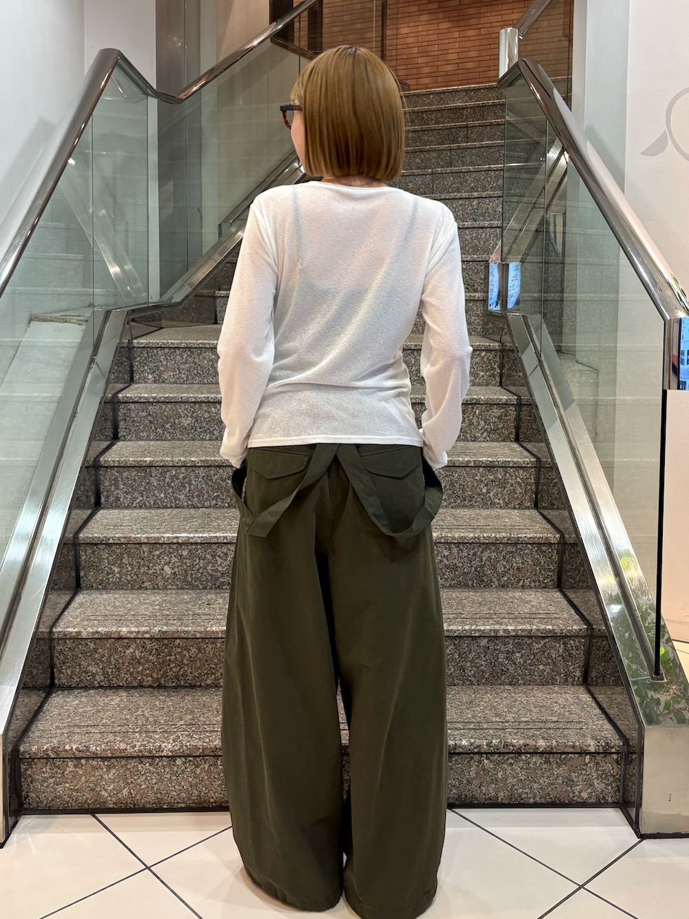 ホワイト系のTシャツ/カットソー、グリーン系のその他パンツを着用したレディースの冬コーディネートの3枚目の写真