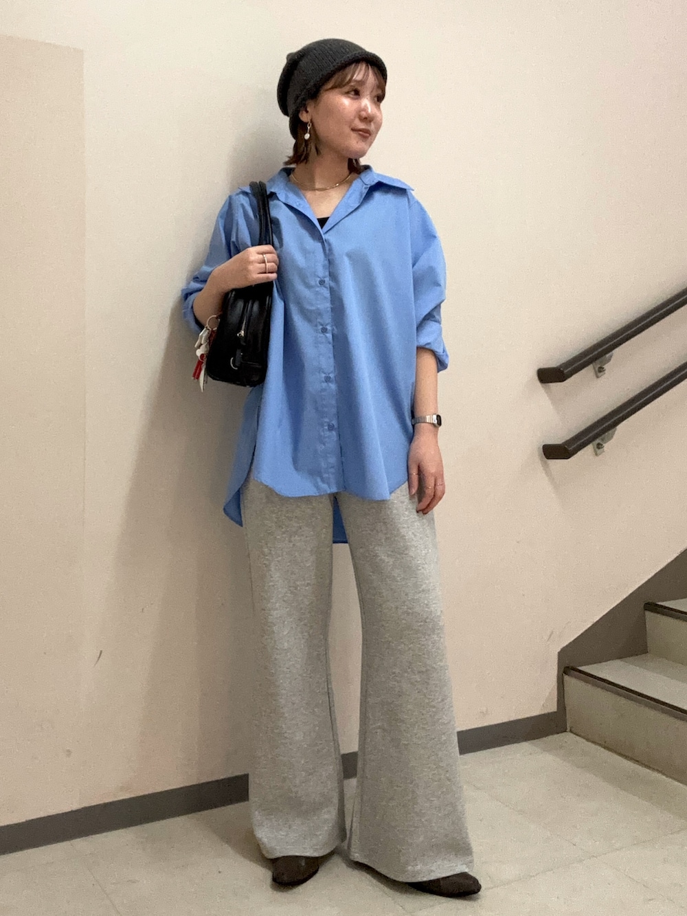 ブルー系のシャツ/ブラウス、グレー系のその他パンツ、ブラック系のボストンバッグを着用したレディースの秋コーディネートの2枚目の写真