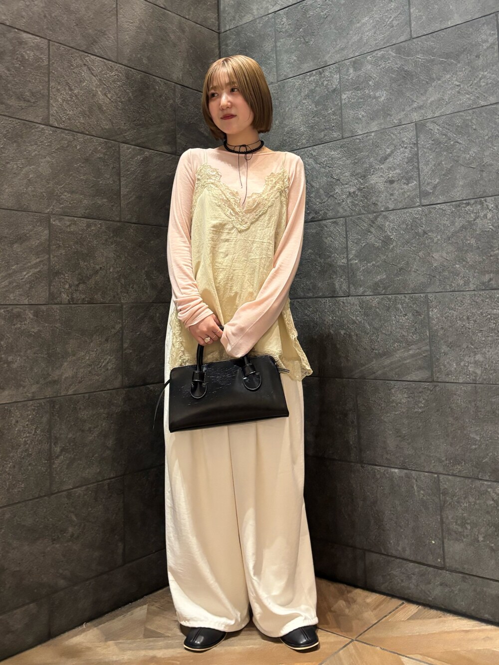 ピンク系のTシャツ/カットソー、ベージュ系のキャミソール、ホワイト系のその他パンツを着用したレディースの冬コーディネートの3枚目の写真