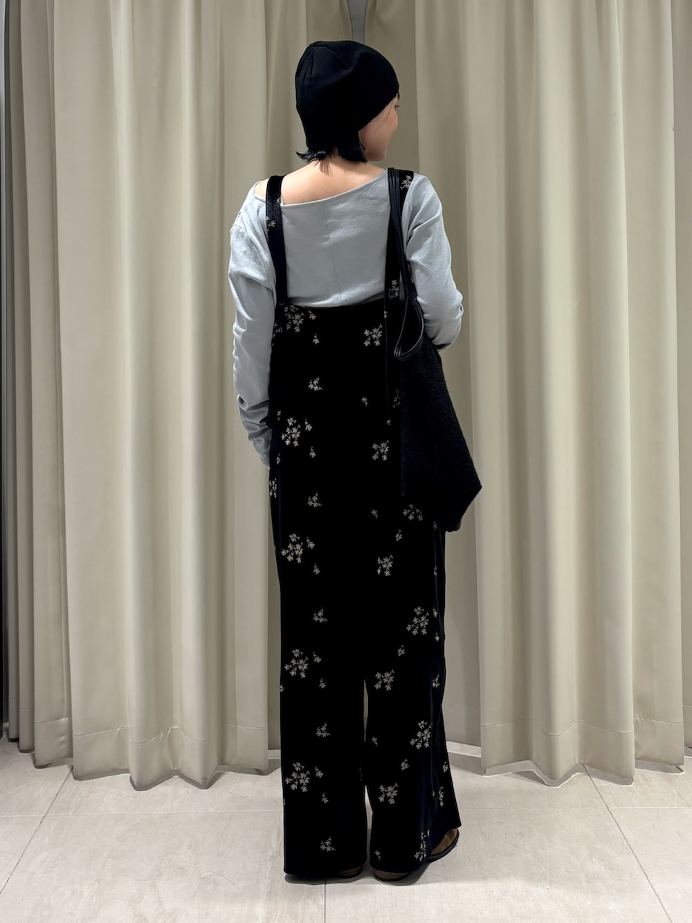ブラック系のその他パンツ、ブラック系のショルダーバッグ、ブラウン系のその他シューズを着用したレディースの秋コーディネートの5枚目の写真