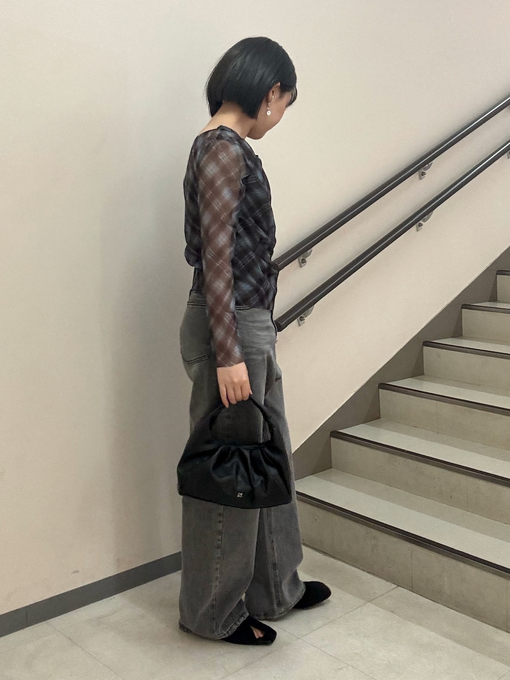 ブラウン系のその他トップス、グレー系のデニムパンツ、ブラック系のハンドバッグを着用したレディースの夏コーディネートの3枚目の写真