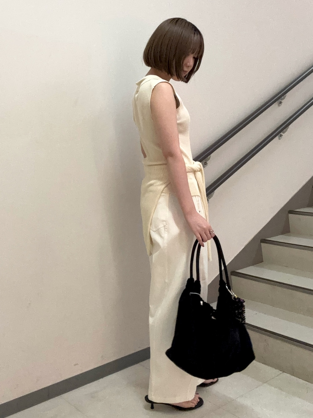 ホワイト系のその他パンツ、ブラック系のトートバッグ、ホワイト系のニット/セーターを着用したレディースの夏コーディネートの4枚目の写真