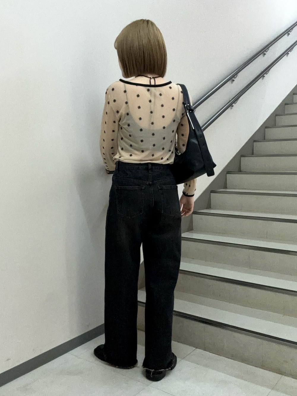 ベージュ系のTシャツ/カットソー、ブラック系のキャミソール、ブラック系のハンドバッグを着用したレディースの春コーディネートの4枚目の写真