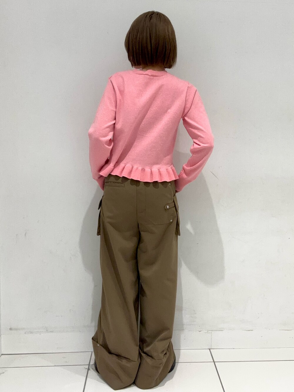 ベージュ系のその他パンツ、ピンク系のニット/セーター、レッド系のネックレスを着用したレディースの冬コーディネートの4枚目の写真