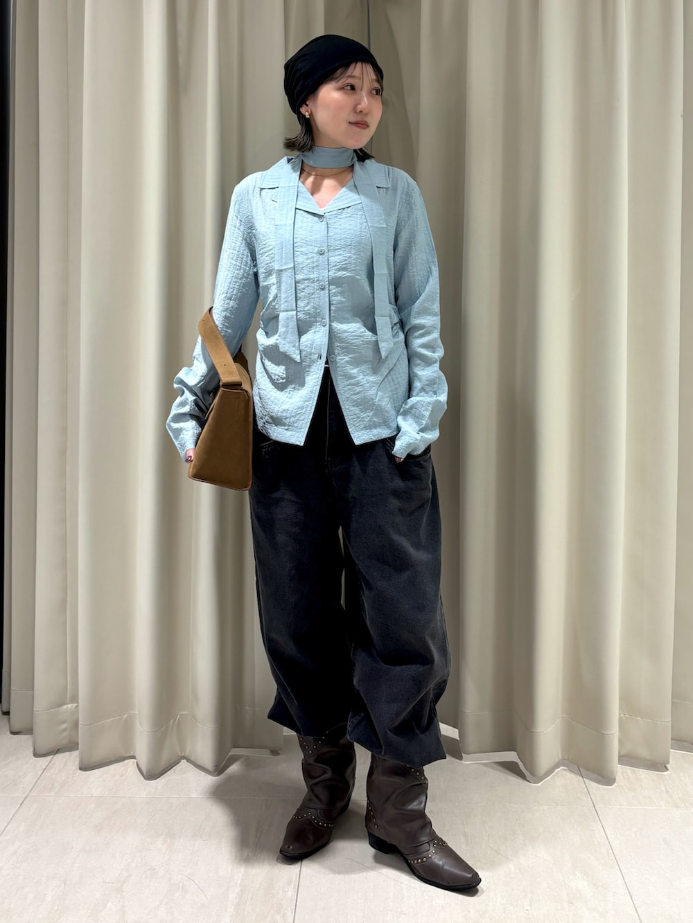 ブルー系のシャツ/ブラウス、ブラック系のデニムパンツ、イエロー系のショルダーバッグを着用したレディースの秋コーディネートの2枚目の写真