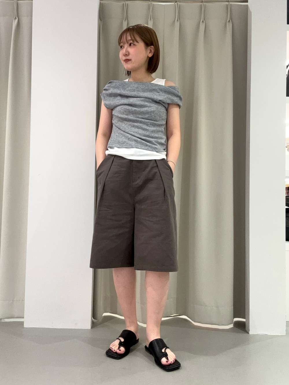 グレー系のタンクトップ、その他のハンドバッグ、グレー系のその他パンツを着用したレディースの夏コーディネートの3枚目の写真