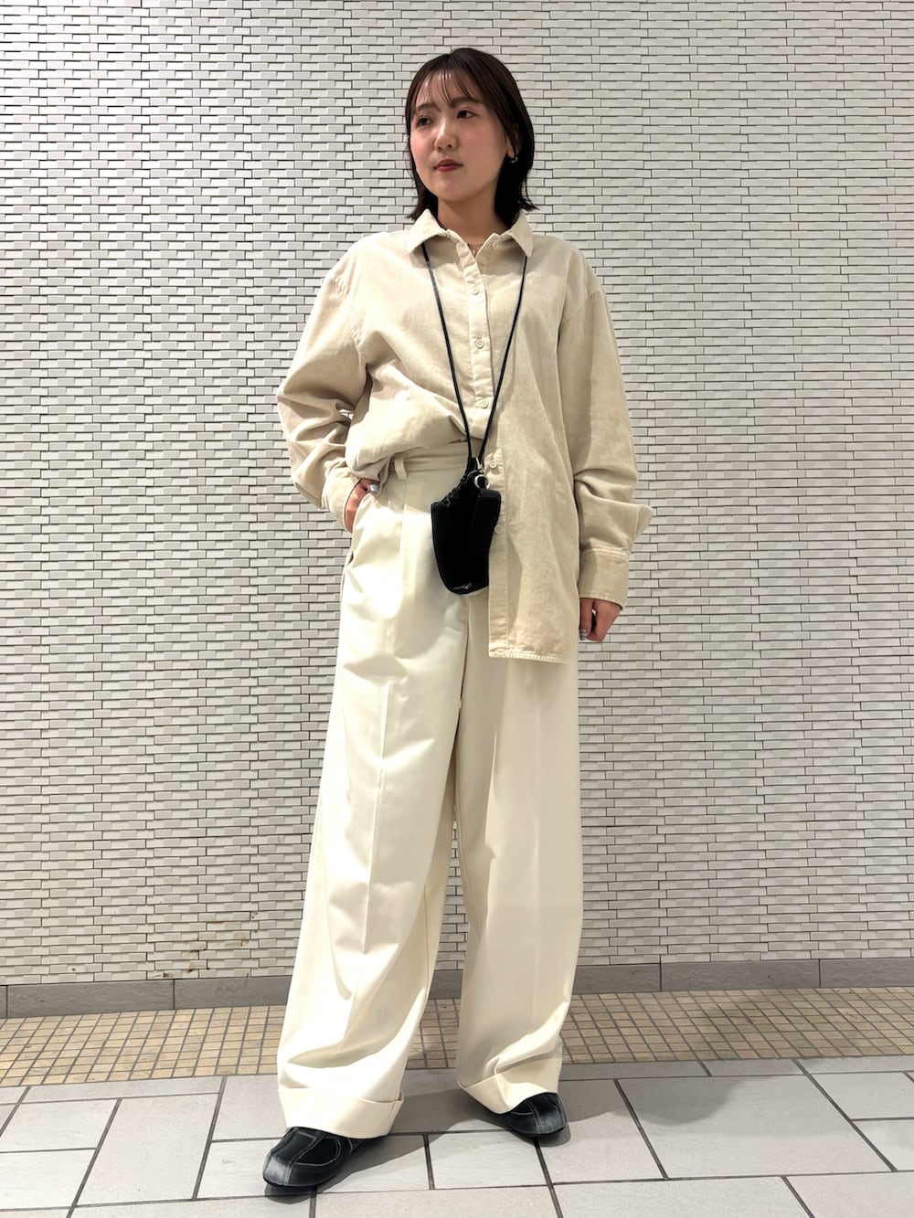 ホワイト系のシャツ/ブラウス、ホワイト系のその他パンツ、ブラック系のショルダーバッグを着用したレディースの秋コーディネートの2枚目の写真