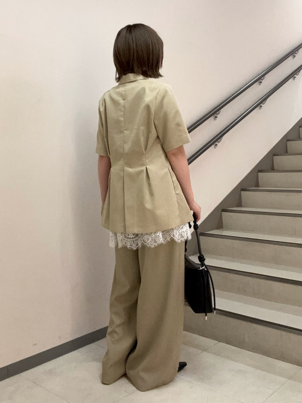 ホワイト系のキャミソール、ベージュ系のその他パンツ、ブラック系のパンプスを着用したレディースの秋コーディネートの3枚目の写真