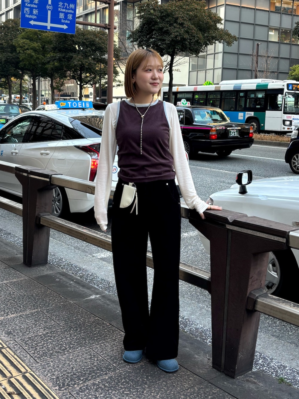 ホワイト系のTシャツ/カットソー、ブラック系のデニムパンツ、ブルー系のサンダルを着用したレディースの冬コーディネートの2枚目の写真