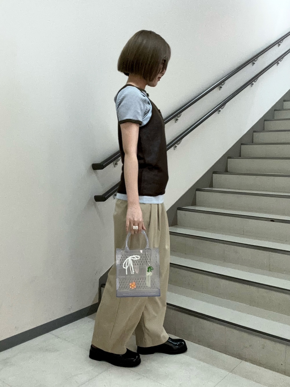 ブルー系のTシャツ/カットソー、ブラウン系のタンクトップ、ベージュ系のその他パンツを着用したレディースの春コーディネートの5枚目の写真