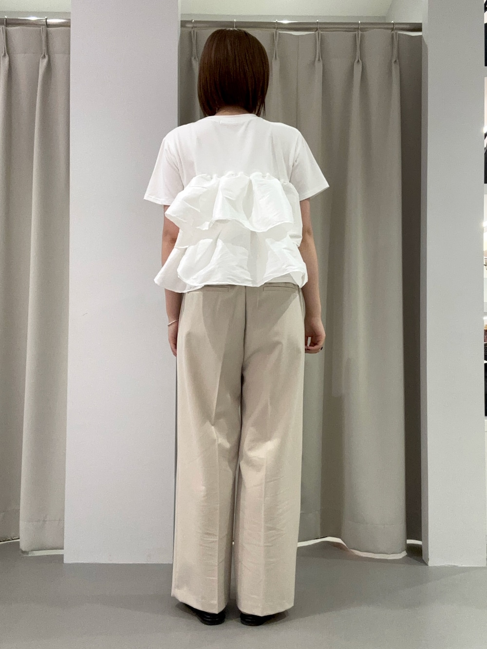 ホワイト系のTシャツ/カットソー、ベージュ系のその他パンツ、ブラック系のサンダルを着用したレディースの夏コーディネートの3枚目の写真