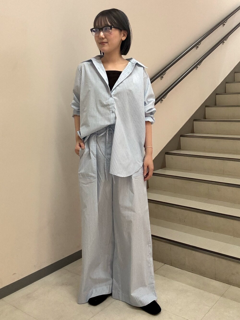 ブルー系のその他パンツ、ブルー系のシャツ/ブラウス、ブラウン系のキャミソールを着用したレディースの夏コーディネートの3枚目の写真