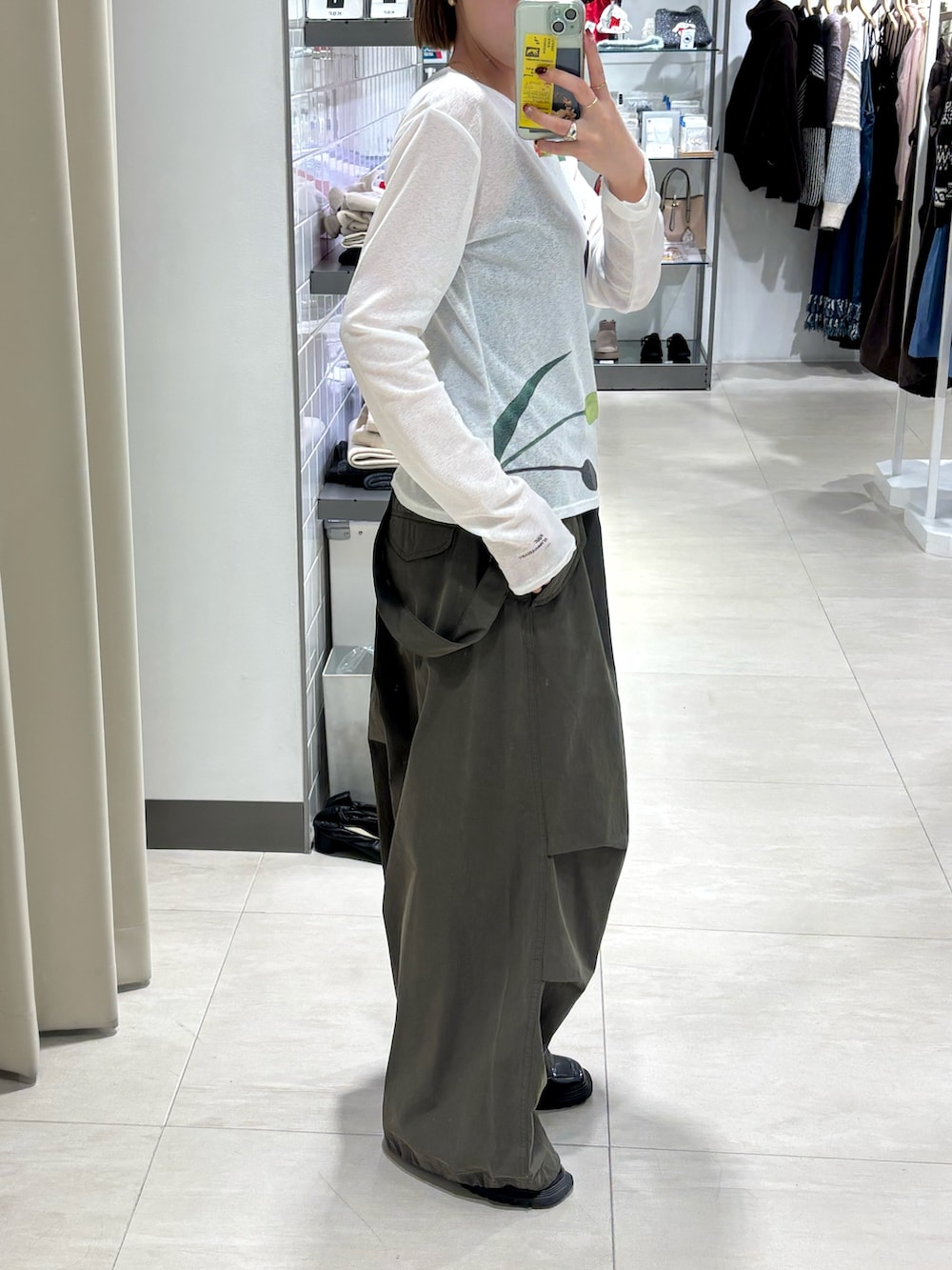 ホワイト系のTシャツ/カットソー、グリーン系のその他パンツを着用したレディースの冬コーディネートの4枚目の写真