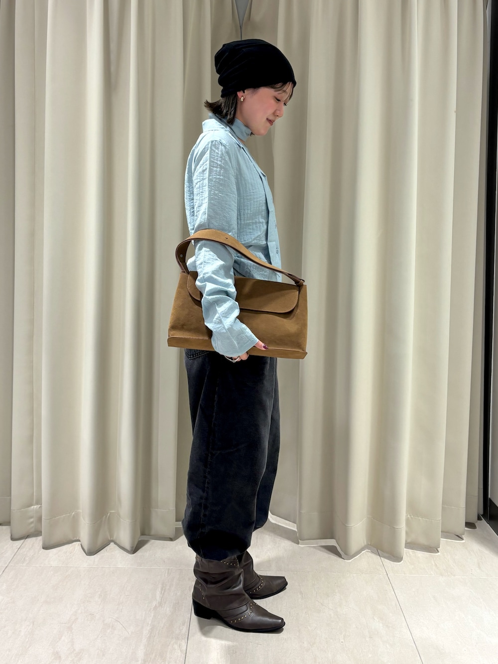 ブルー系のシャツ/ブラウス、ブラック系のデニムパンツ、イエロー系のショルダーバッグを着用したレディースの秋コーディネートの3枚目の写真