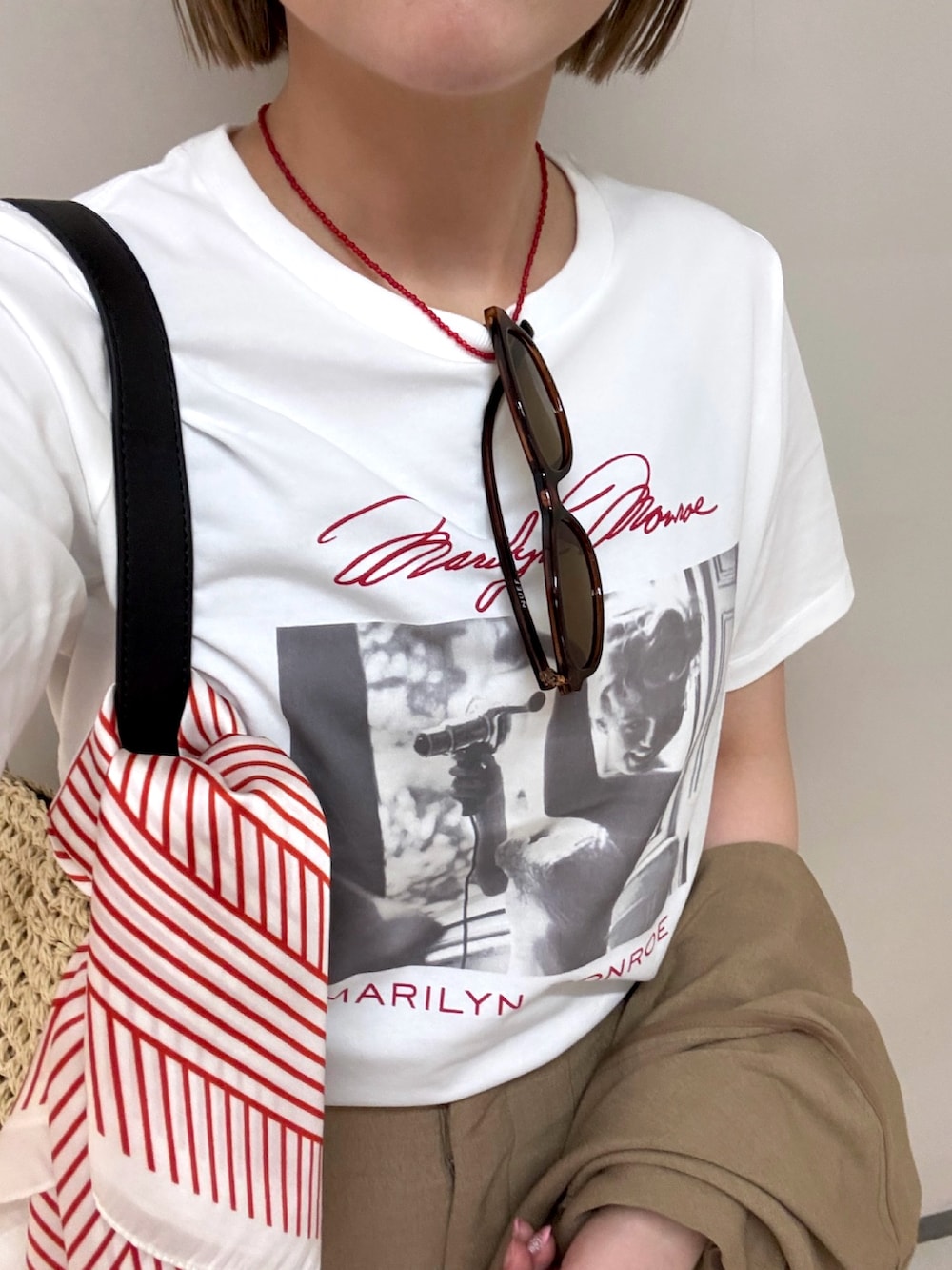 ベージュ系のその他パンツ、ベージュ系のトートバッグ、その他のTシャツ/カットソーを着用したレディースの春コーディネートの3枚目の写真