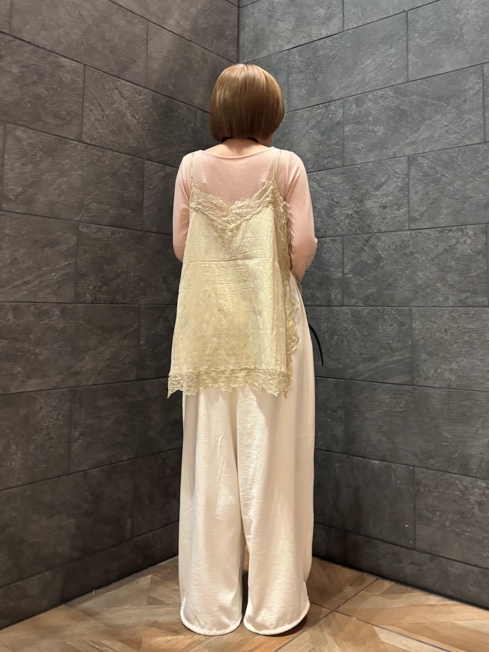 ピンク系のTシャツ/カットソー、ベージュ系のキャミソール、ホワイト系のその他パンツを着用したレディースの冬コーディネートの5枚目の写真