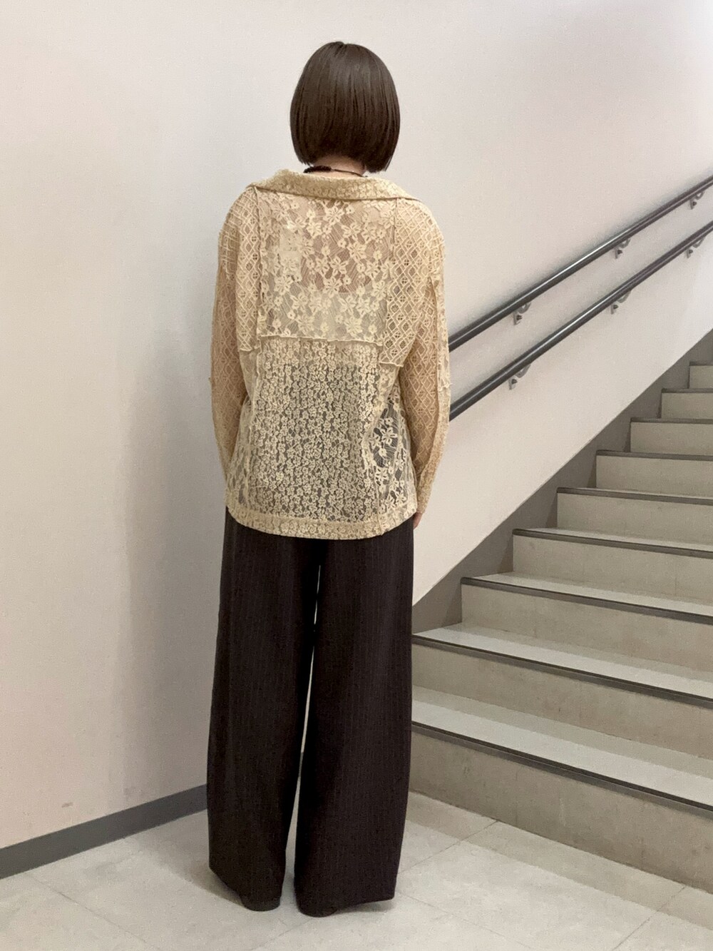 ベージュ系のシャツ/ブラウス、ブラウン系のその他パンツ、ホワイト系のキャミソールを着用したレディースの夏コーディネートの3枚目の写真