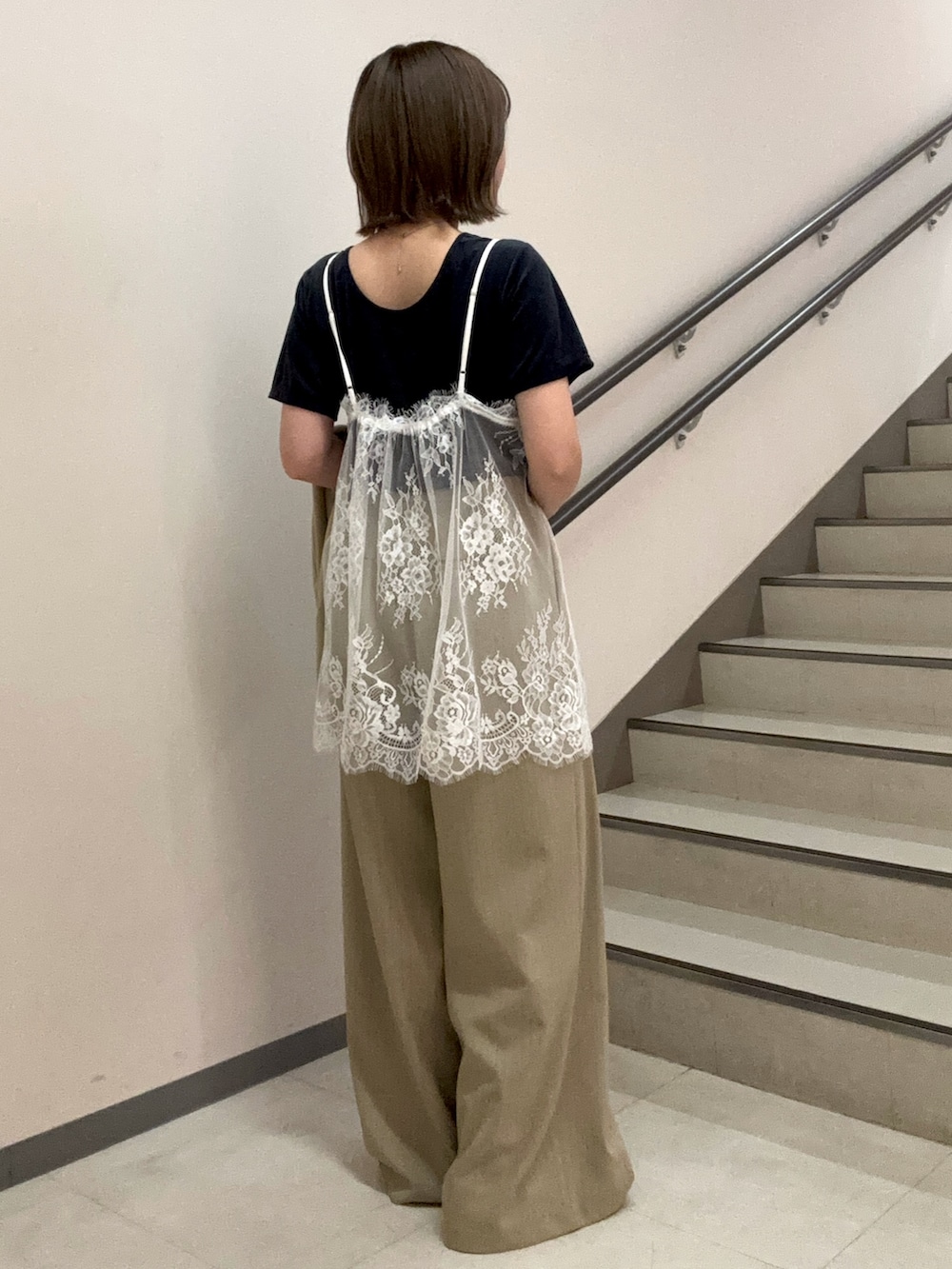 ホワイト系のキャミソール、ベージュ系のその他パンツ、ブラック系のパンプスを着用したレディースの秋コーディネートの5枚目の写真