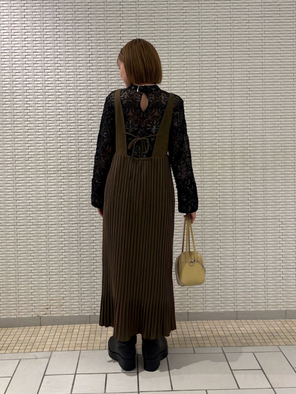 ベージュ系のショルダーバッグ、ブラック系のシャツ/ブラウス、ブラウン系のワンピースを着用したレディースの冬コーディネートの3枚目の写真