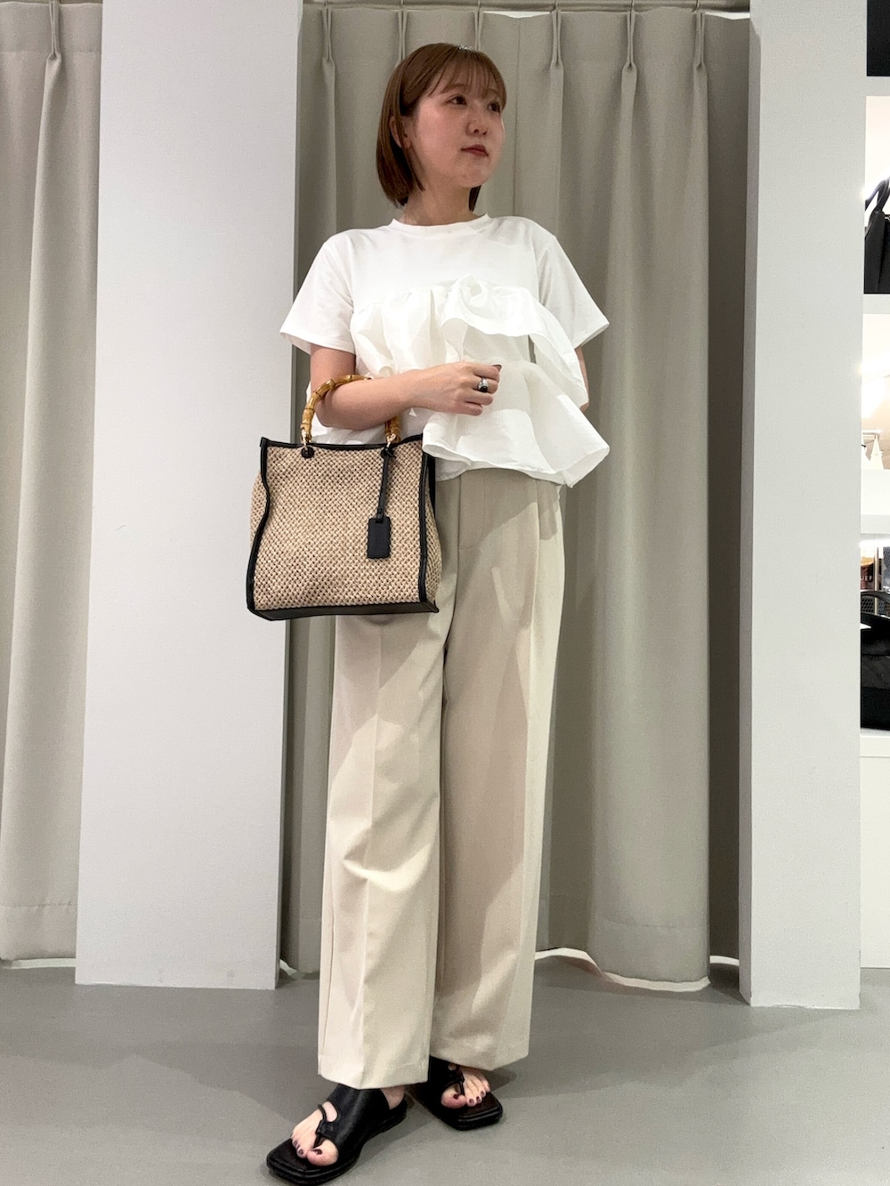 ホワイト系のTシャツ/カットソー、ベージュ系のその他パンツ、ブラック系のサンダルを着用したレディースの夏コーディネートの4枚目の写真