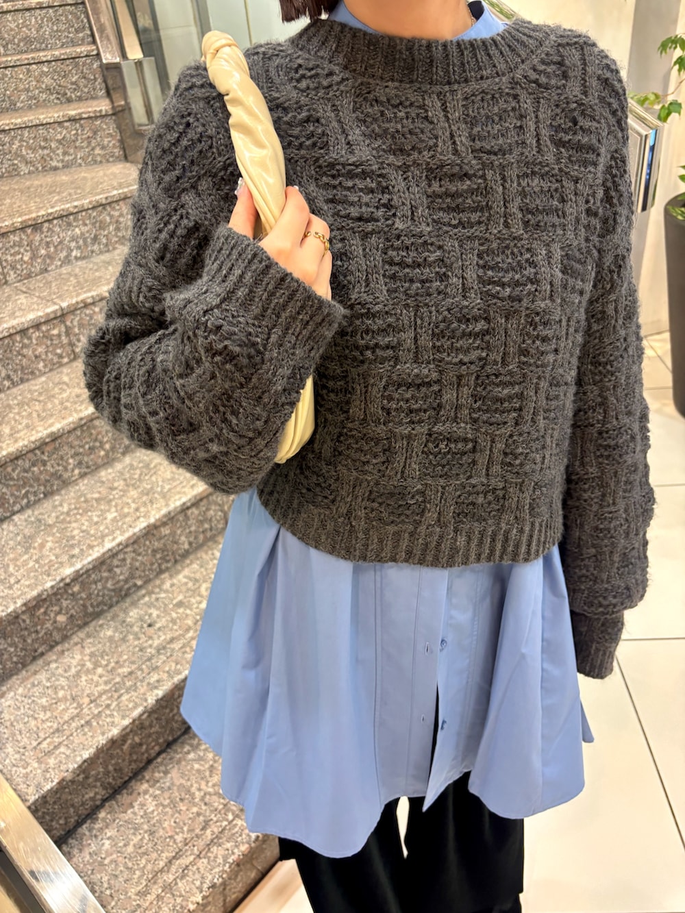 ブルー系のワンピース、ブラック系のその他パンツ、グレー系のニット/セーターを着用したレディースの冬コーディネートの5枚目の写真