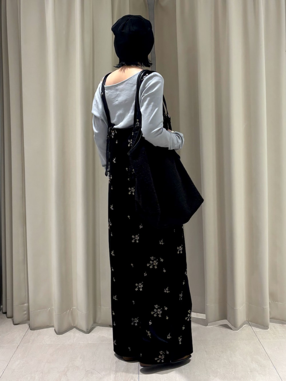 ブラック系のその他パンツ、ブラック系のショルダーバッグ、ブラウン系のその他シューズを着用したレディースの秋コーディネートの4枚目の写真