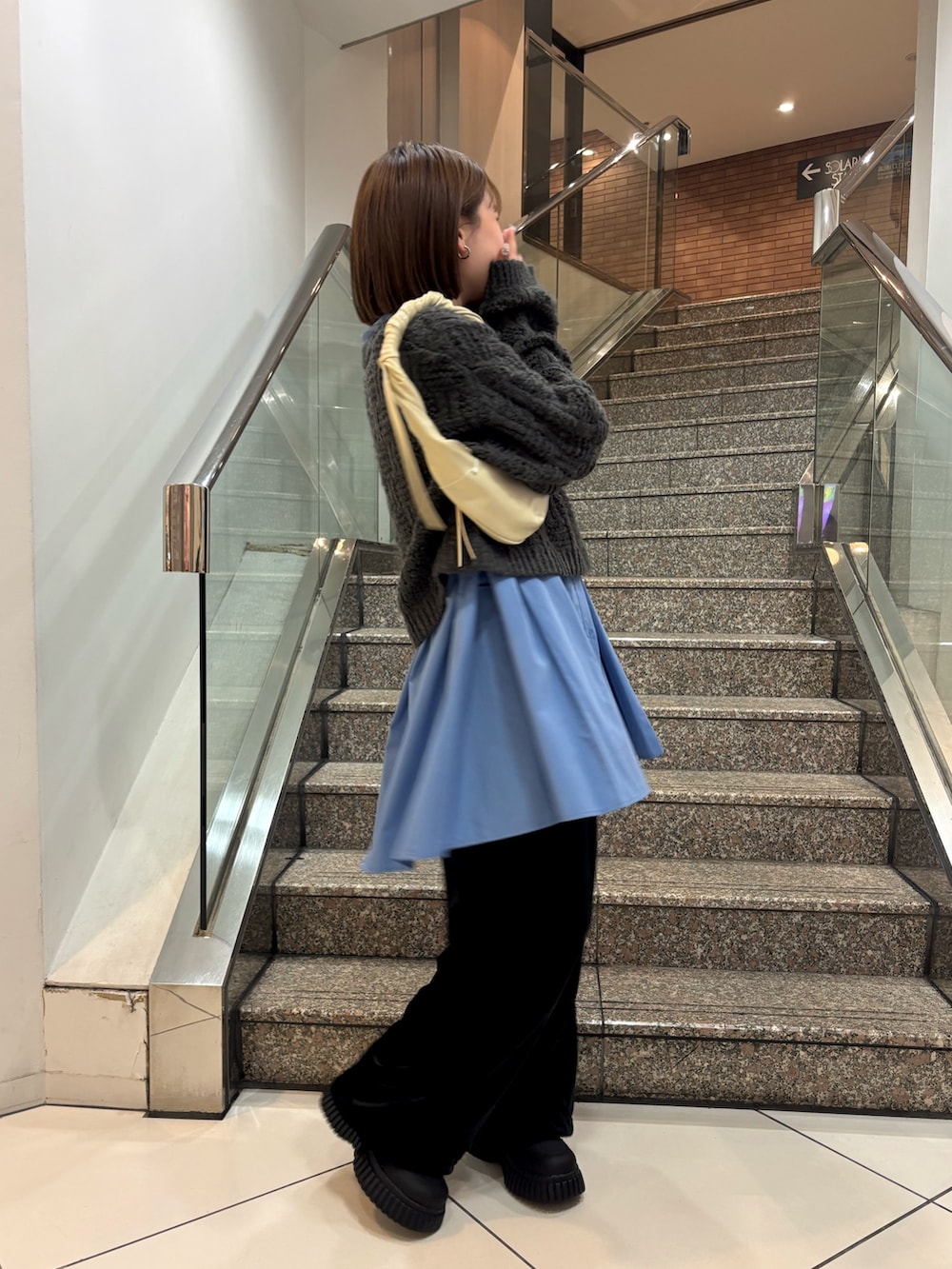 ブルー系のワンピース、ブラック系のその他パンツ、グレー系のニット/セーターを着用したレディースの冬コーディネートの4枚目の写真