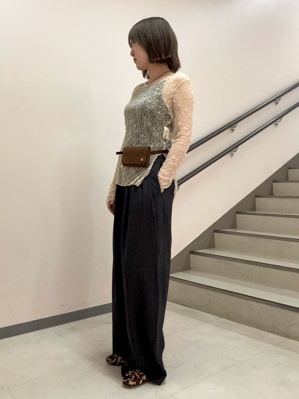 ベージュ系のTシャツ/カットソー、グレー系のその他パンツ、ブラウン系のベルトを着用したレディースの秋コーディネートの4枚目の写真