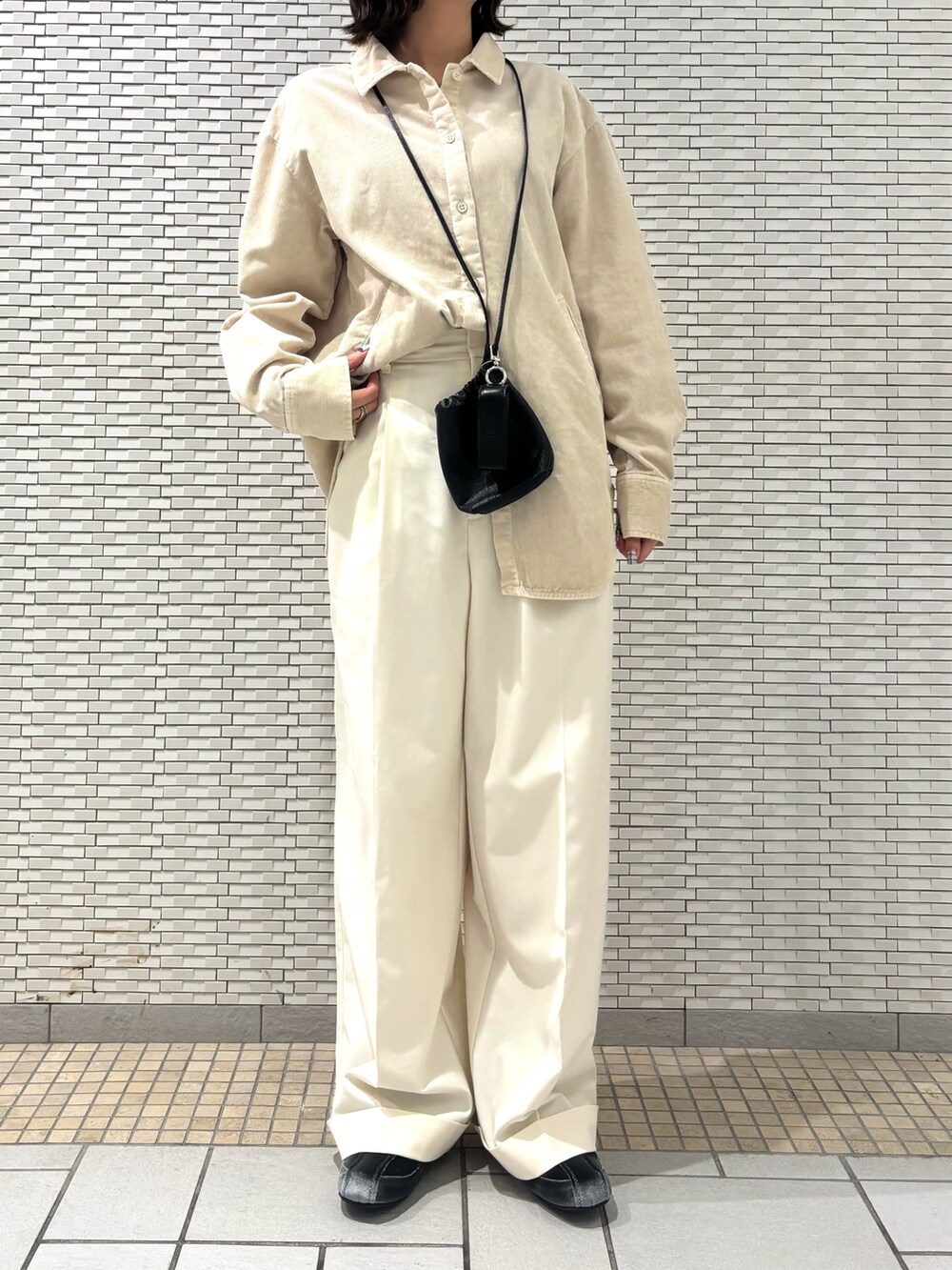 ホワイト系のシャツ/ブラウス、ホワイト系のその他パンツ、ブラック系のショルダーバッグを着用したレディースの秋コーディネートの3枚目の写真