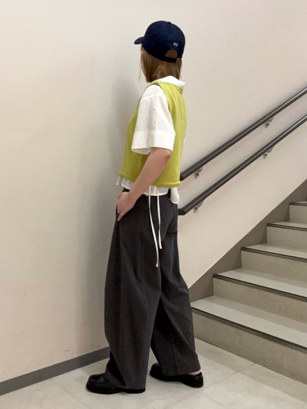 ホワイト系のシャツ/ブラウス、イエロー系のニット/セーター、グレー系のその他パンツを着用したレディースの春コーディネートの4枚目の写真