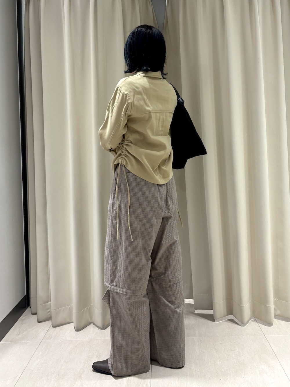 ベージュ系のその他パンツ、ブラック系のハンドバッグ、ベージュ系のシャツ/ブラウスを着用したレディースの秋コーディネートの2枚目の写真