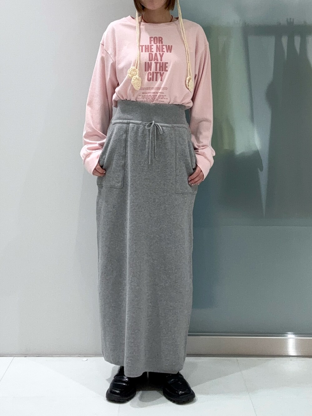 グレー系のスカート、その他のTシャツ/カットソー、ホワイト系のニットキャップ/ビーニーを着用したレディースの春コーディネートの5枚目の写真