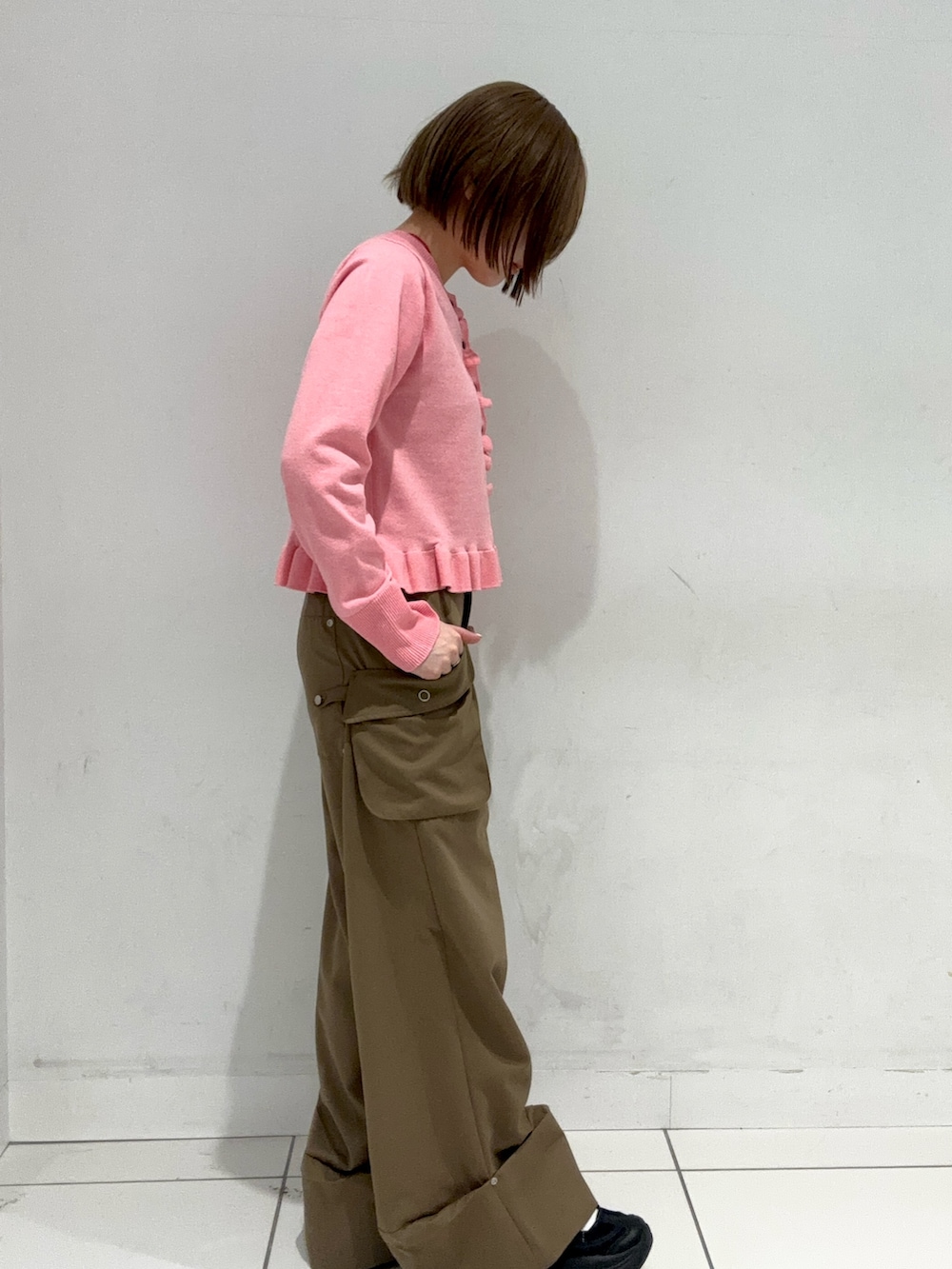 ベージュ系のその他パンツ、ピンク系のニット/セーター、レッド系のネックレスを着用したレディースの冬コーディネートの2枚目の写真