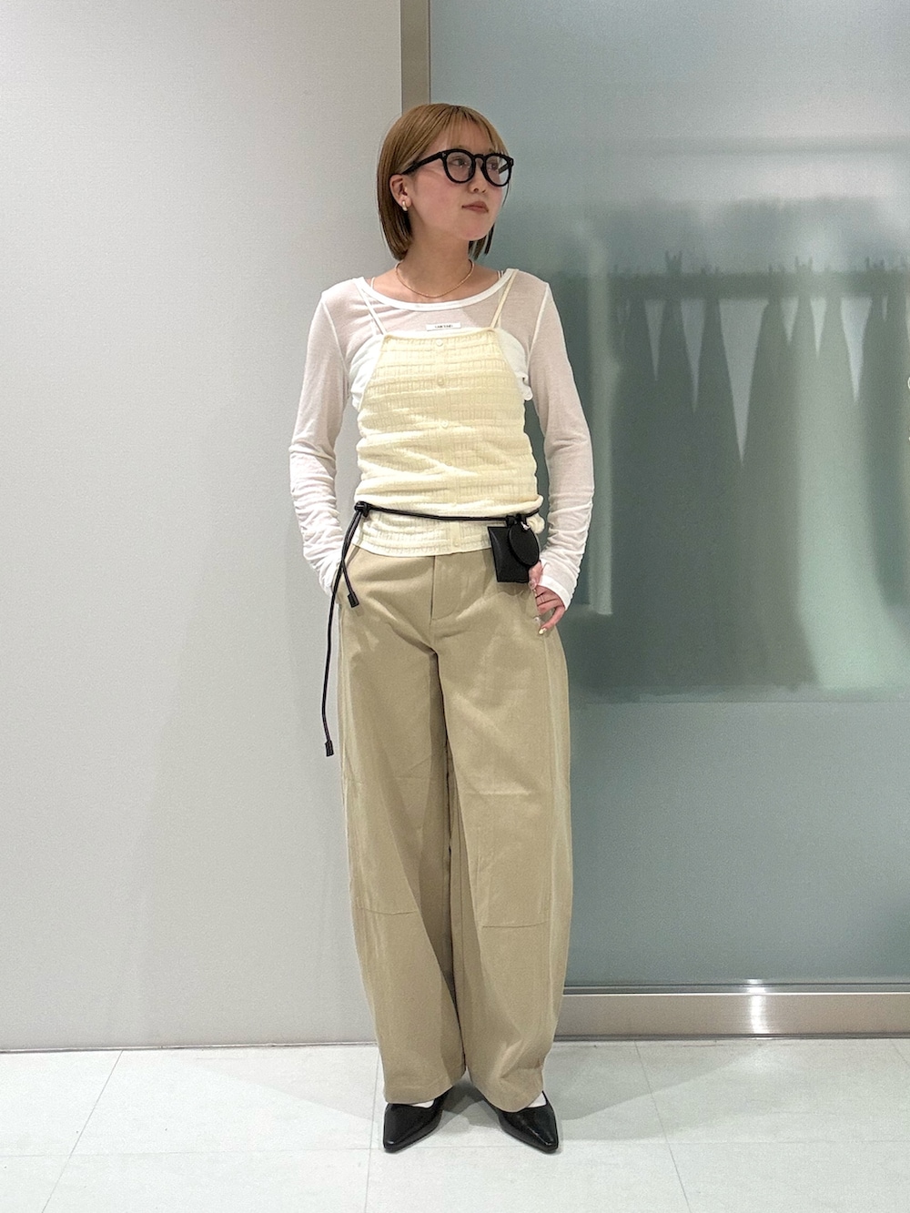 ホワイト系のその他パンツ、ホワイト系のキャミソール、ホワイト系のTシャツ/カットソーを着用したレディースの春コーディネートの2枚目の写真