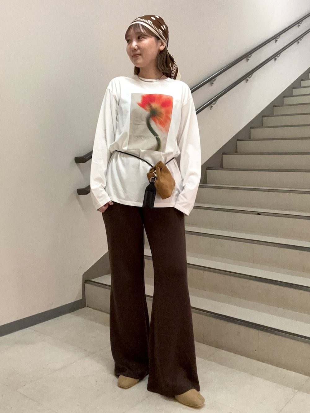 ブラウン系のその他パンツ、イエロー系のショルダーバッグ、その他のTシャツ/カットソーを着用したレディースの秋コーディネートの2枚目の写真
